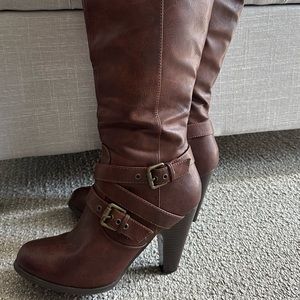 🔥 Brown boots with gold buckles